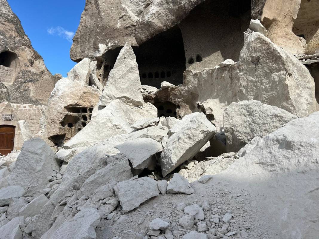 Kapadokya'da milyonlarca yıllık peribacası yıkıldı 15